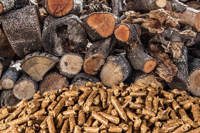 Holzscheite und Holzpellets